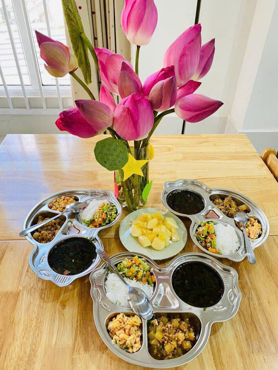 Trẻ em đang vui vẻ thưởng thức bữa ăn lành mạnh tại trường